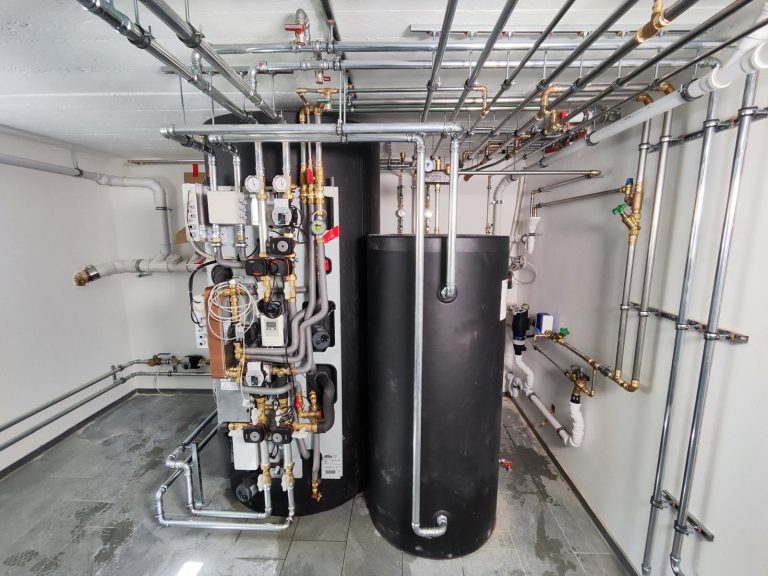 Technikraum Kermi Wärmepumpe Heizung - Kühlung