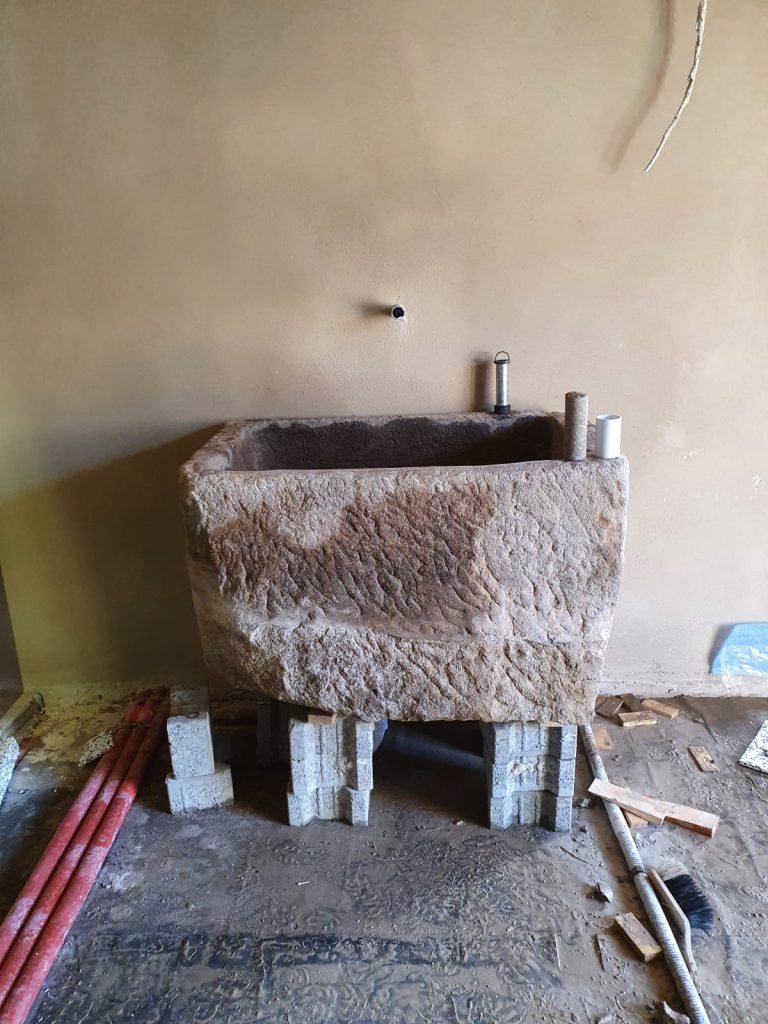 Steinbrunnen im Flur