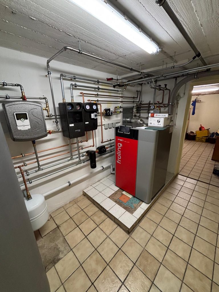 Technikraum Fröling Pelletkessel