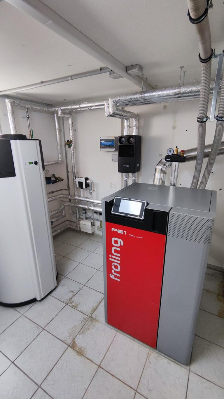Technikraum Fröling Pelletkessel mit WW-Wärmepumpe